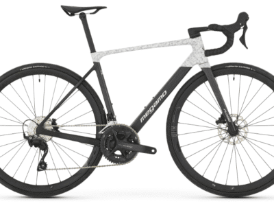 Vélo MEGAMO RAISE 15 carbone Shimano 105 Di2 12V 2026 Noir/blanc
