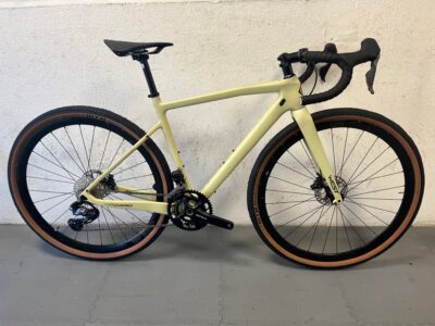 Vélo Gravel MEGAMO WEST carbone "Limited Edition" Shimano GRX 825 Di2 12V Sable