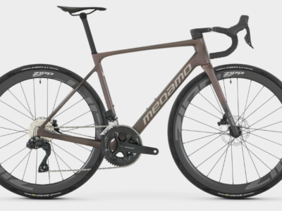 Vélo MEGAMO RAISE 15 CW carbone Shimano 105 Di2 12V + roues ZIPP 2026 TLR Garnet